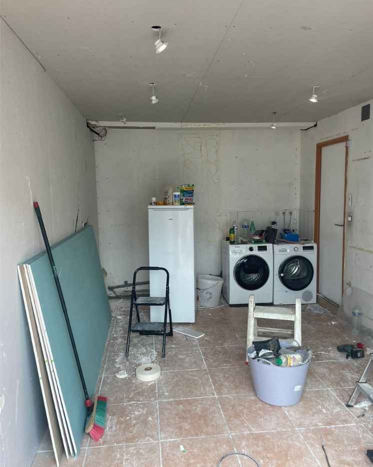 transformation garage en salle de bain avant